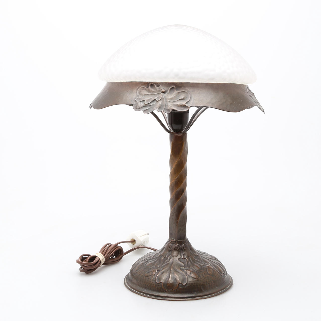 BORDSLAMPA av driven koppar och glas, jugend ca 1900.