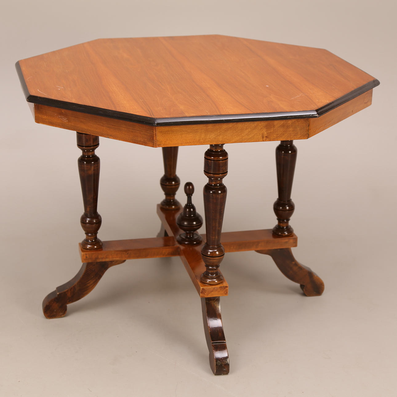 SALONGSBORD, åttakantigt, 18-/1900-tal.