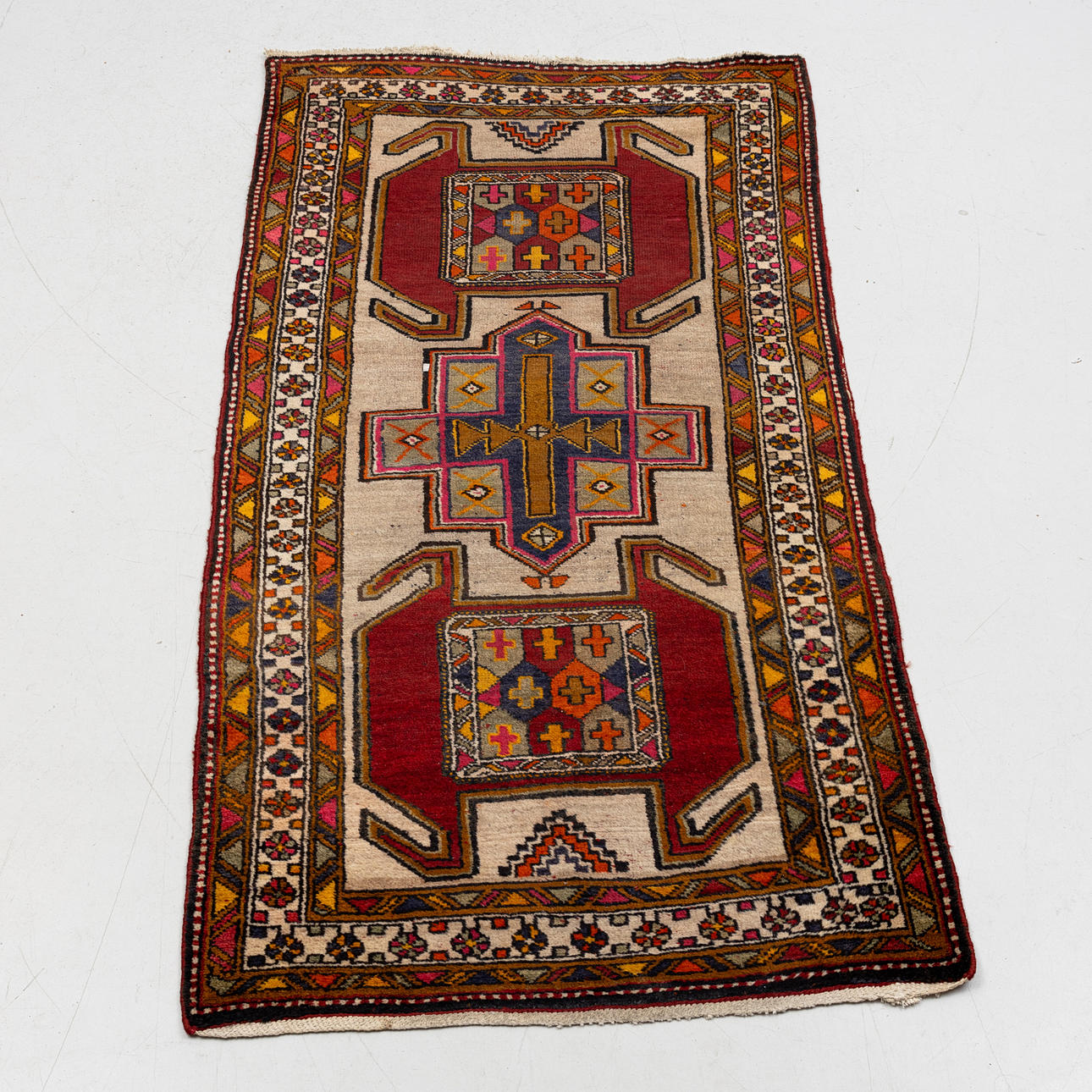 ALFOMBRA PERSA, 196 x 103 cm aproximadamente.