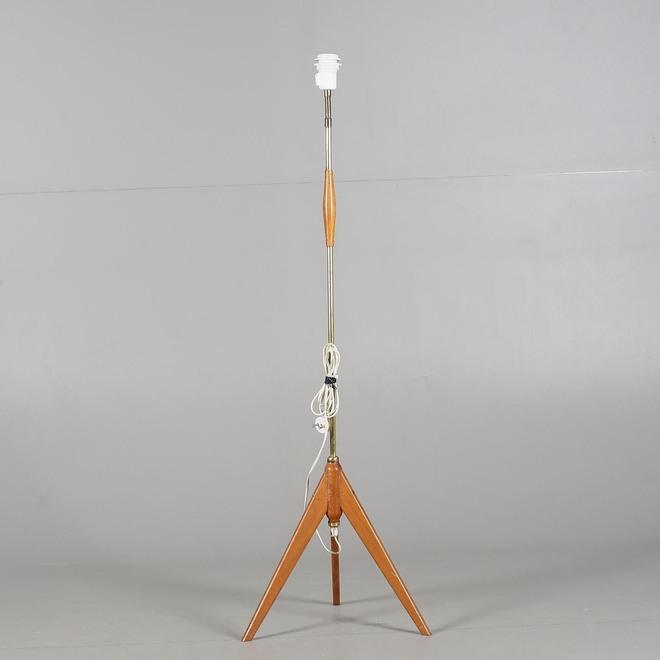 GOLVLAMPA, teak/mässing, 1950/60-tal.