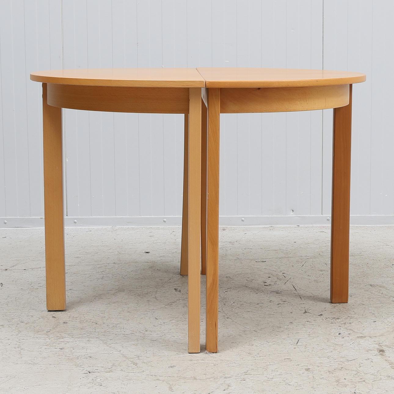 HALVMÅNEBORD, 2 st, trä, 1900-talets andra hälft.