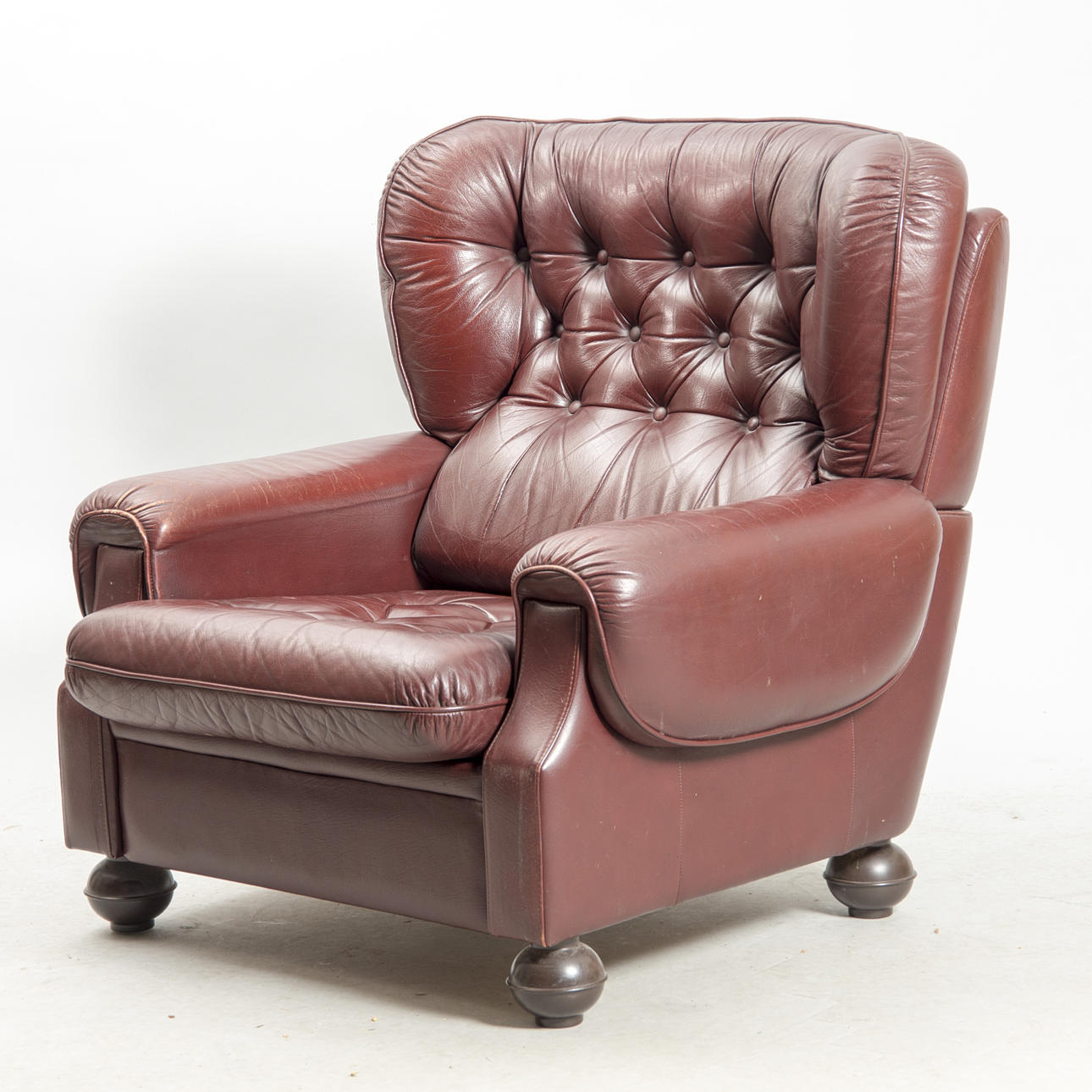 FÅTÖLJ, skinn, 1900-talets senare hälft.