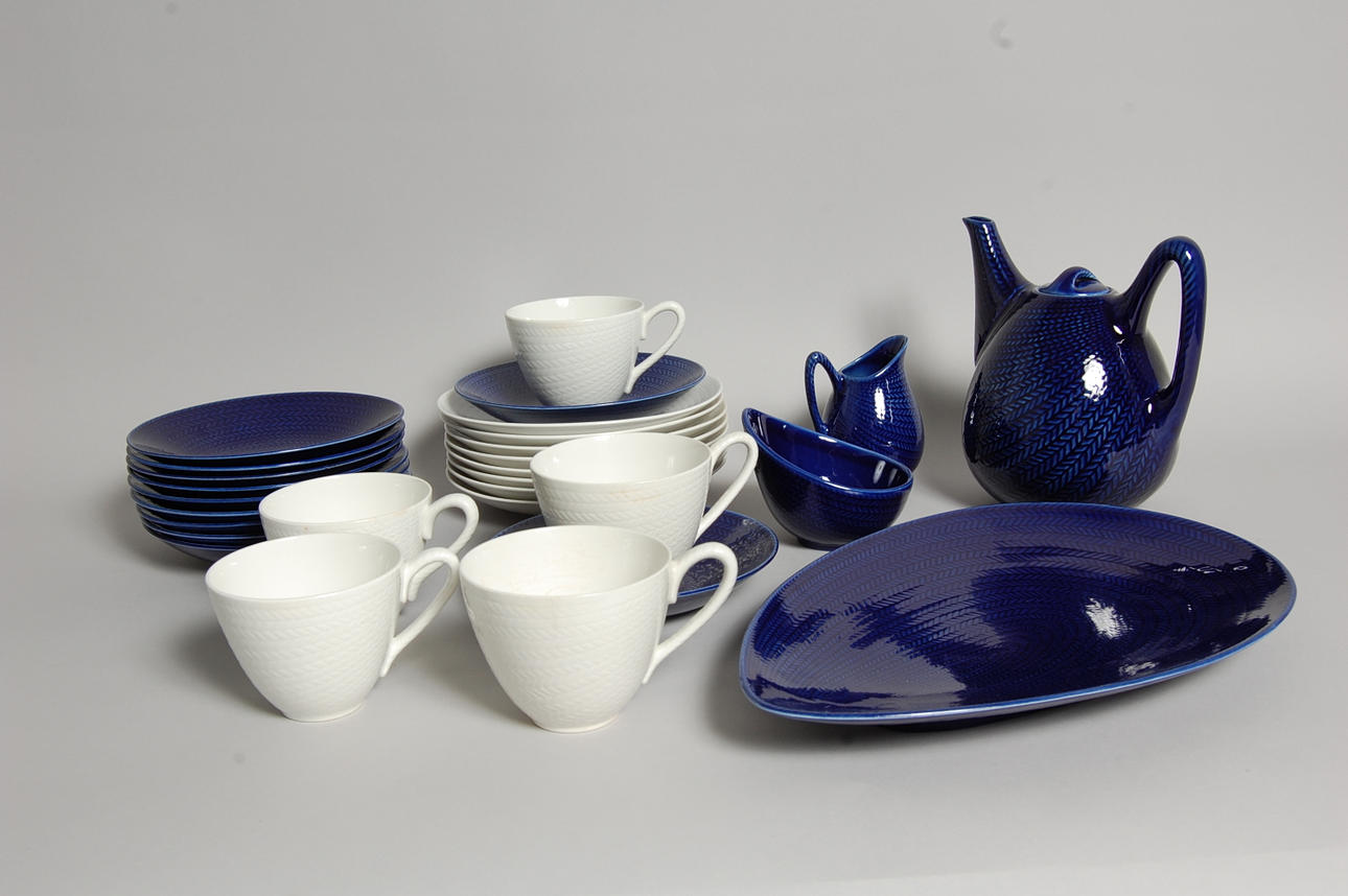 " Blå Eld " servisdelar, 28 delar, Hertha Bengtsson, Rörstrand.