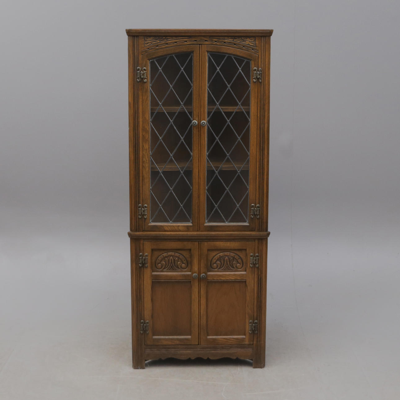 HJØRNE VITRINESKAB.