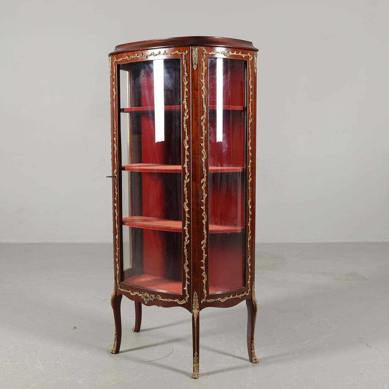 VITRINSKÅP i mahogny, omkring 1900-talets mitt.