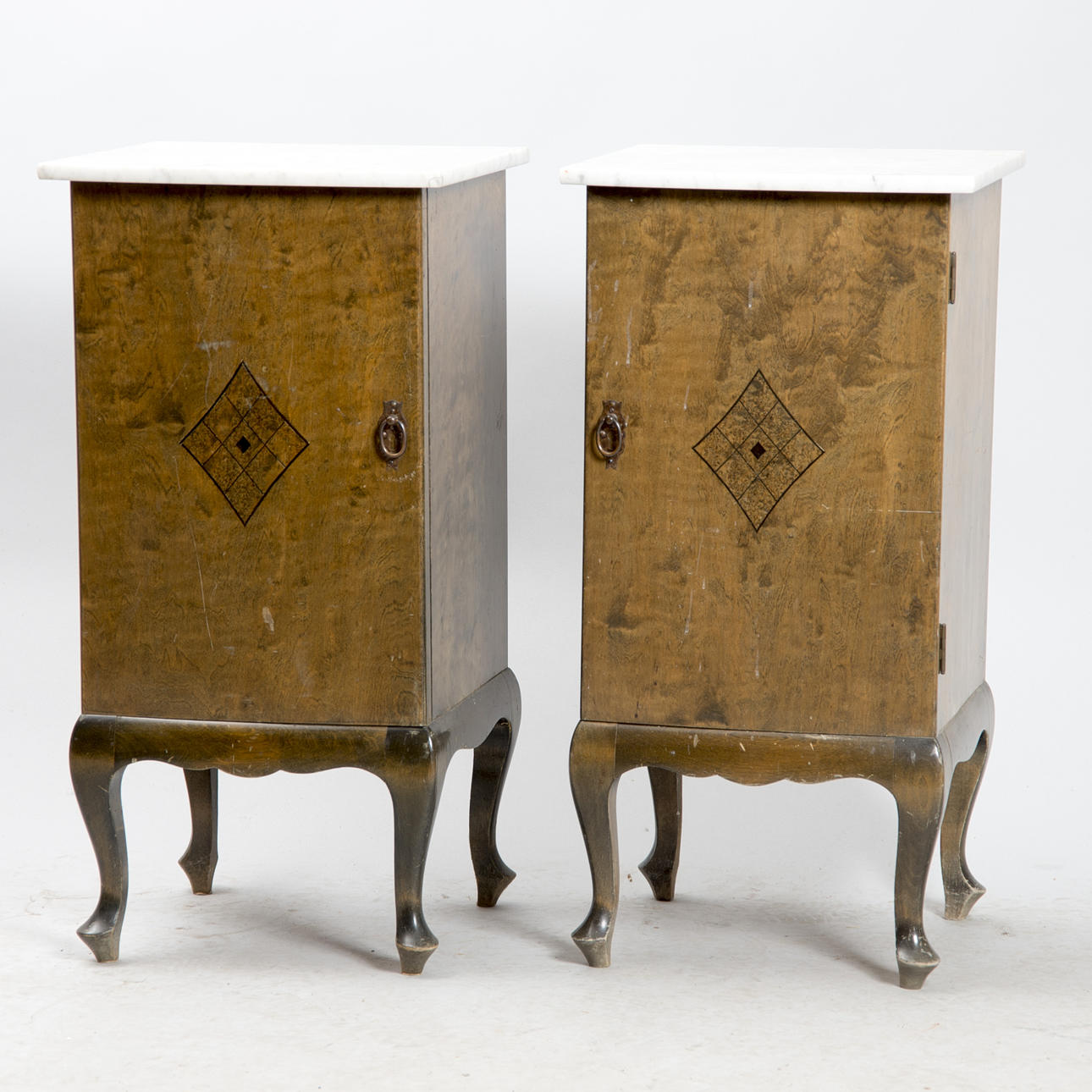 NATTDUKSBORD, 1 par, björk med marmorskiva, 1900-talets första hälft.