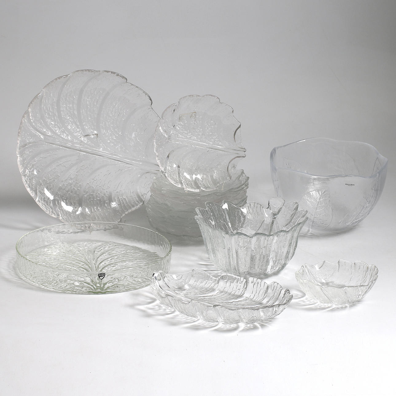 SERVISDELAR, bl.a.16 delar, glas, "EDEN", Orrefors samt SKÅL, Kosta Boda, 1900-tal.