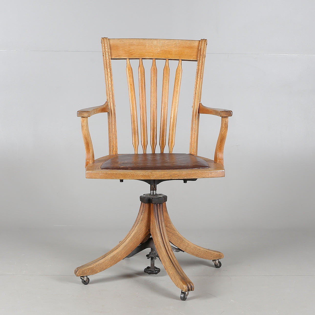 KONTORSSTOL, trä/skinn, Åtvidabergs Snickerfabrik, 1900-talets första hälft.