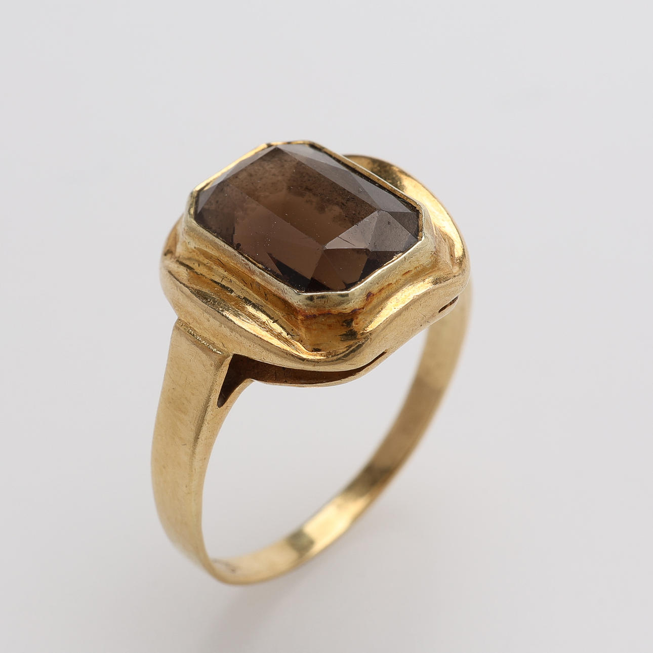 RING, 18K GOLD & SMOKY QUARTZ, TOTAL Approx. 4 g.
