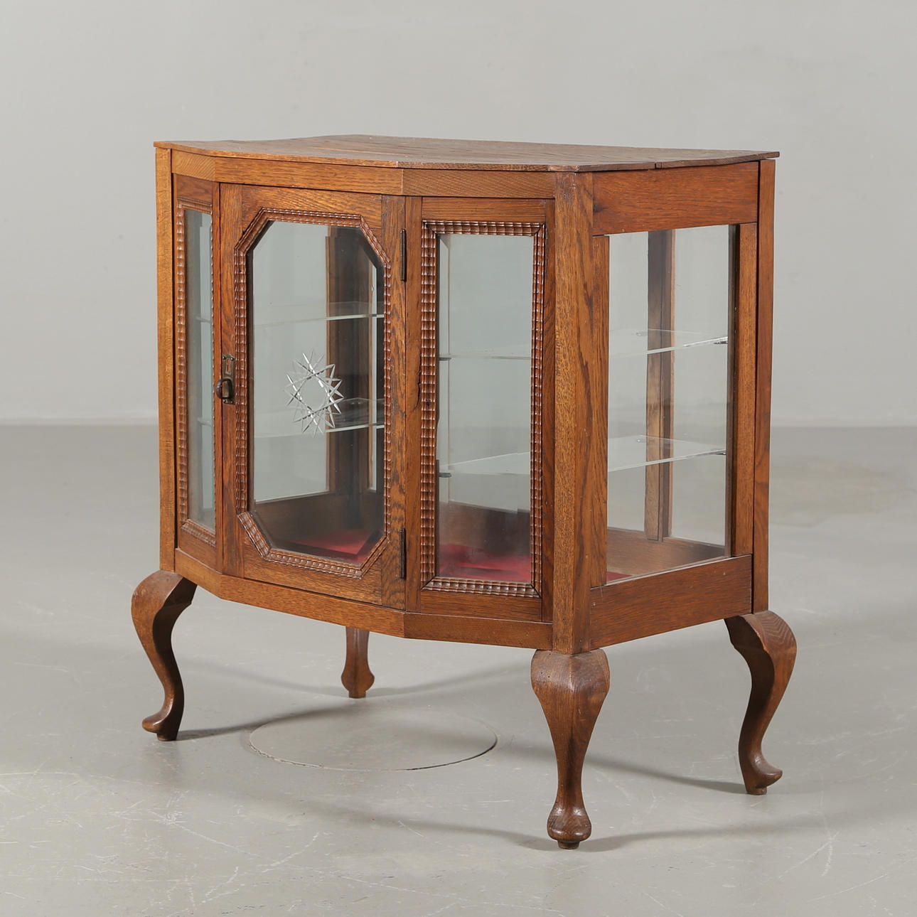 LÅGT VITRINSKÅP, 1900-tal.