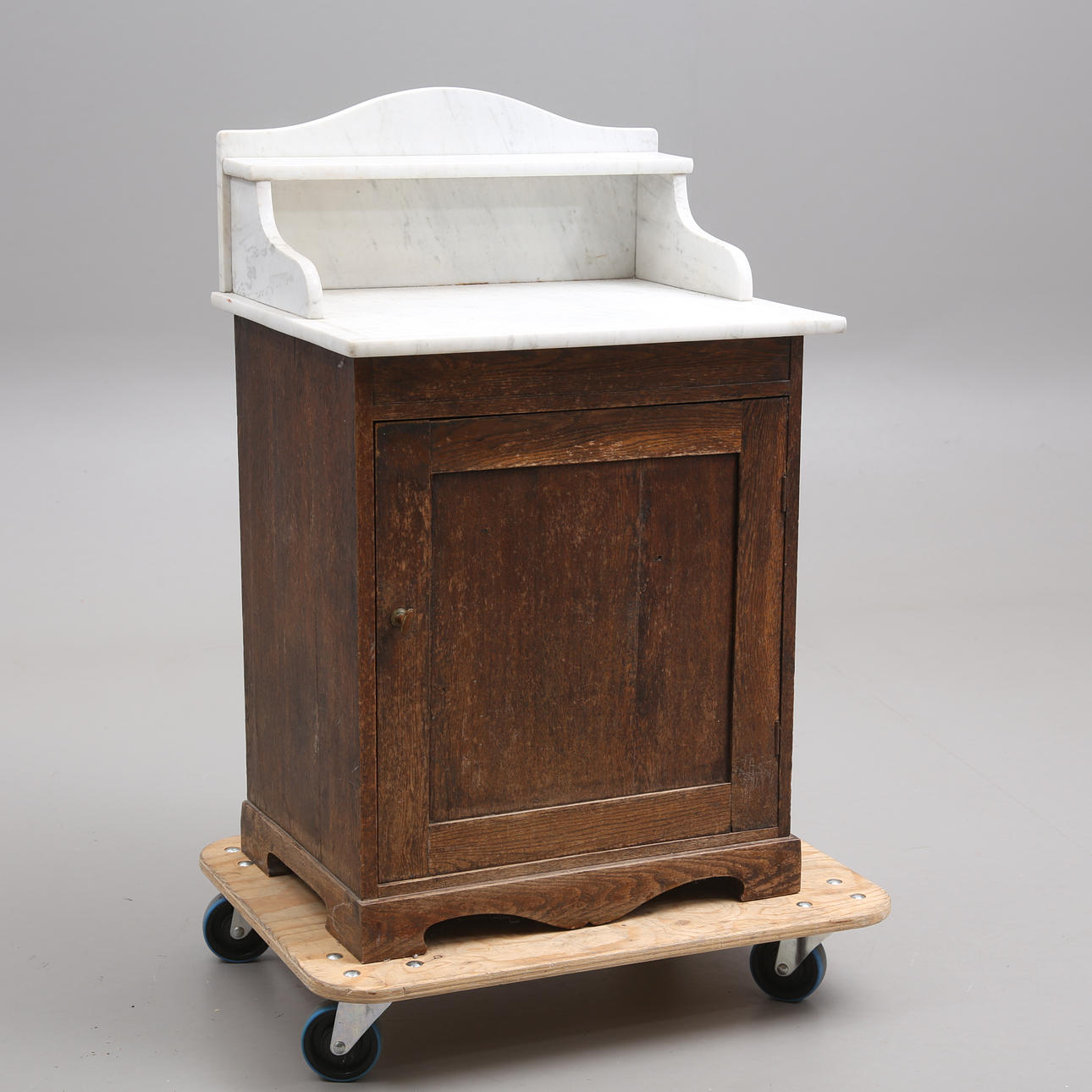 Eine Kommode mit Steinplatte, frühes 20. Jahrhundert.
