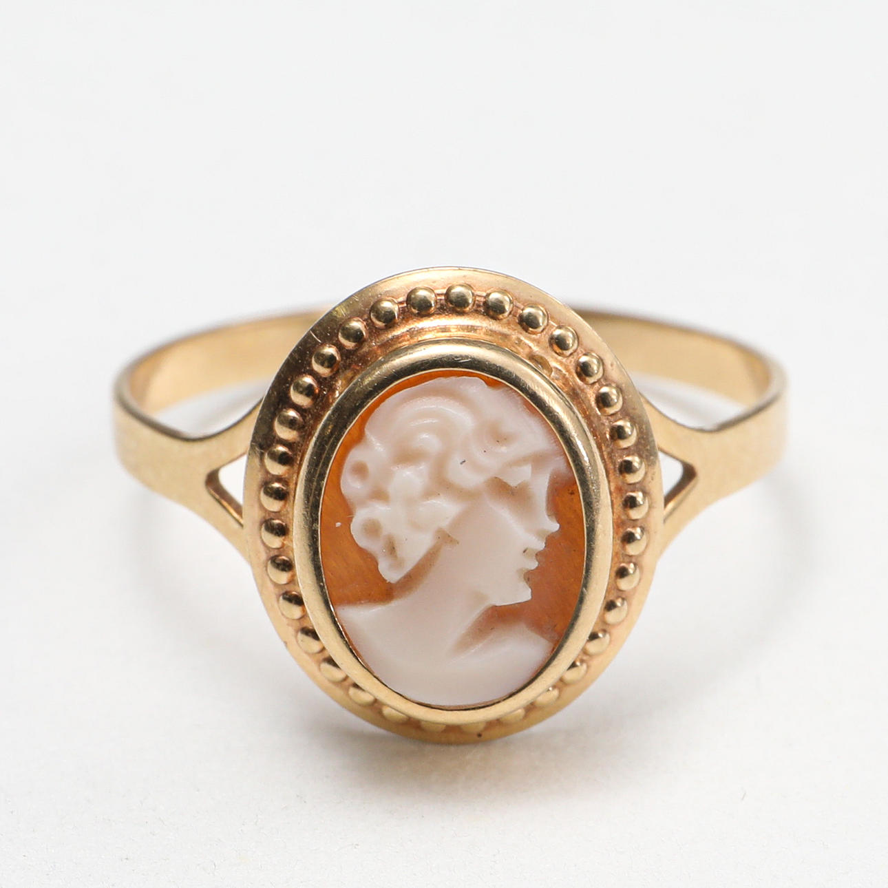 RING, camé, 18 karat guld, vægt ca 1,7 gram.