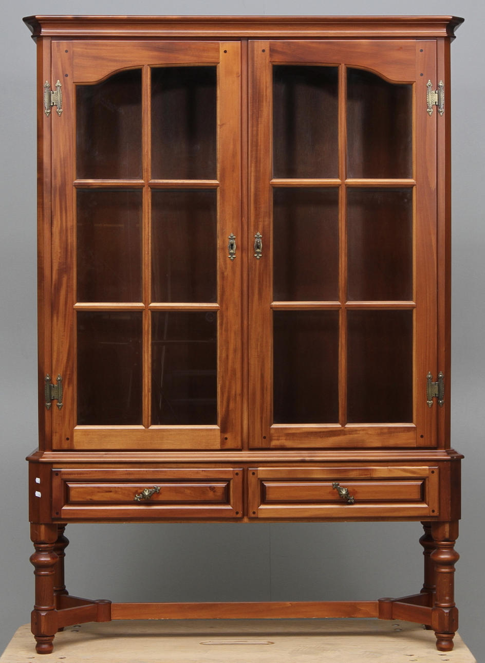 VITRINSKÅP, 1900-talets andra hälft.