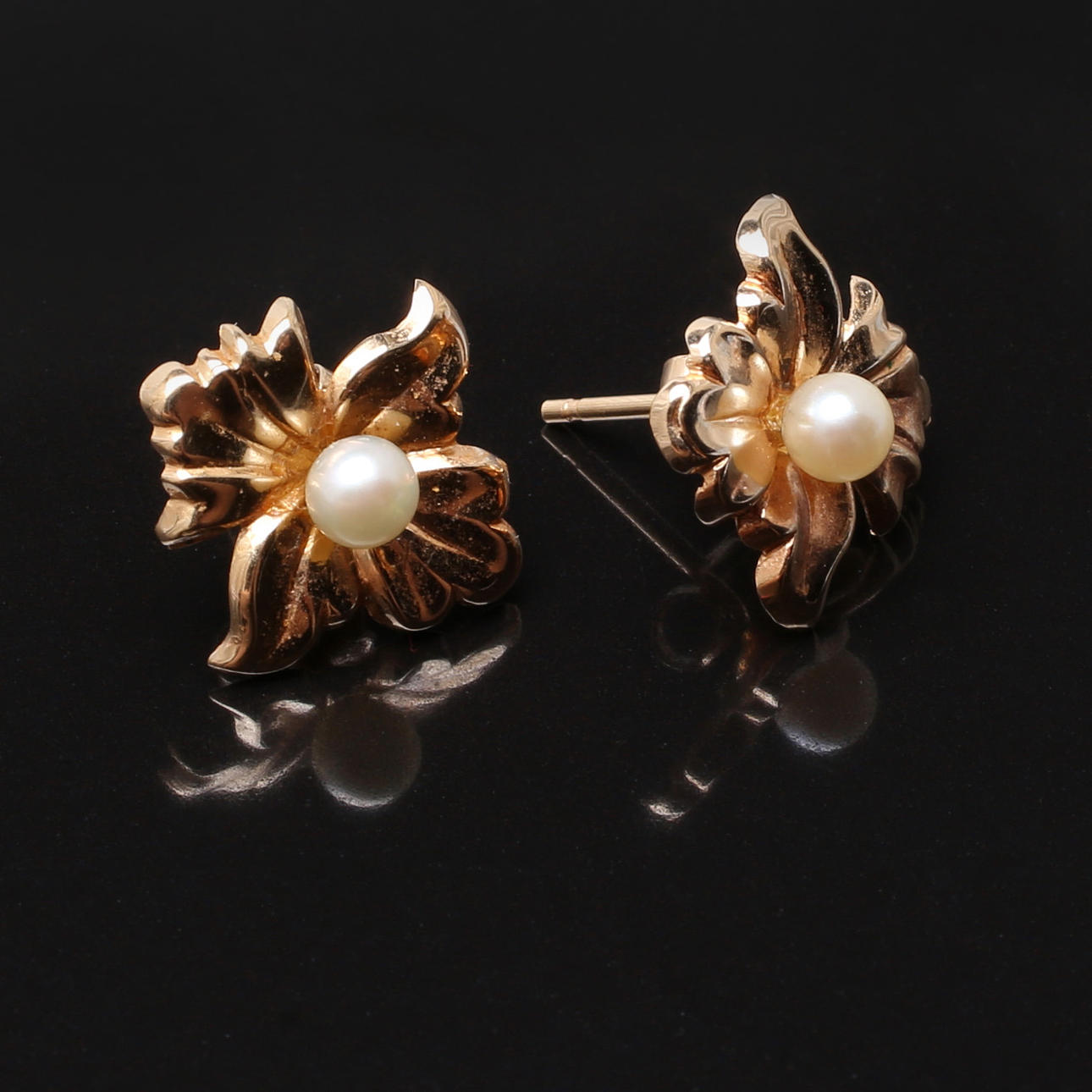 ÖRHÄNGEN i 18K gult guld, ett par, dekor av blomma.