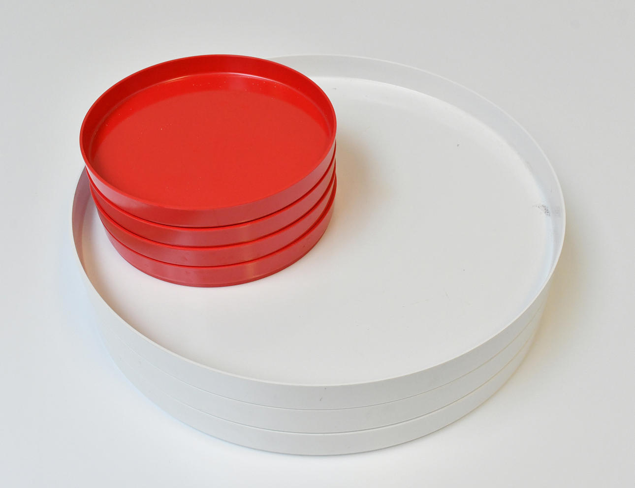 Alltray. Melamine platter, 4 pcs red, 3 pcs white.