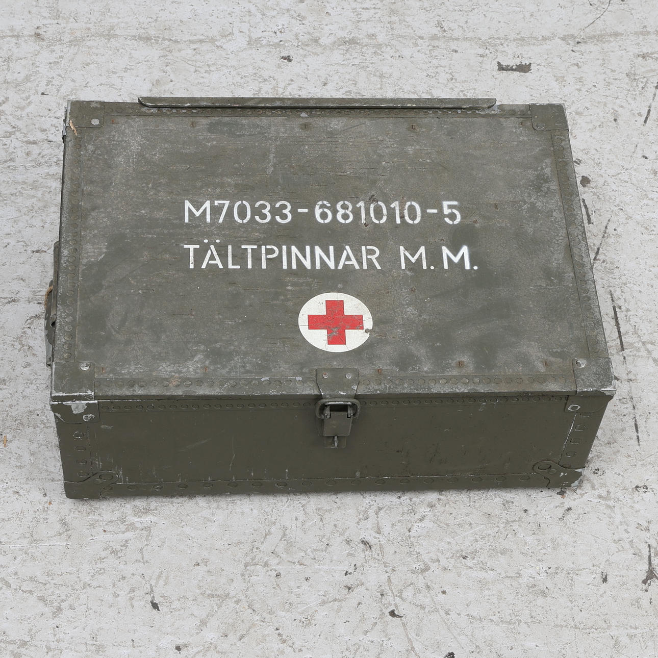 A 20th century military box. Weapons & Militaria - Other - Auctionet
