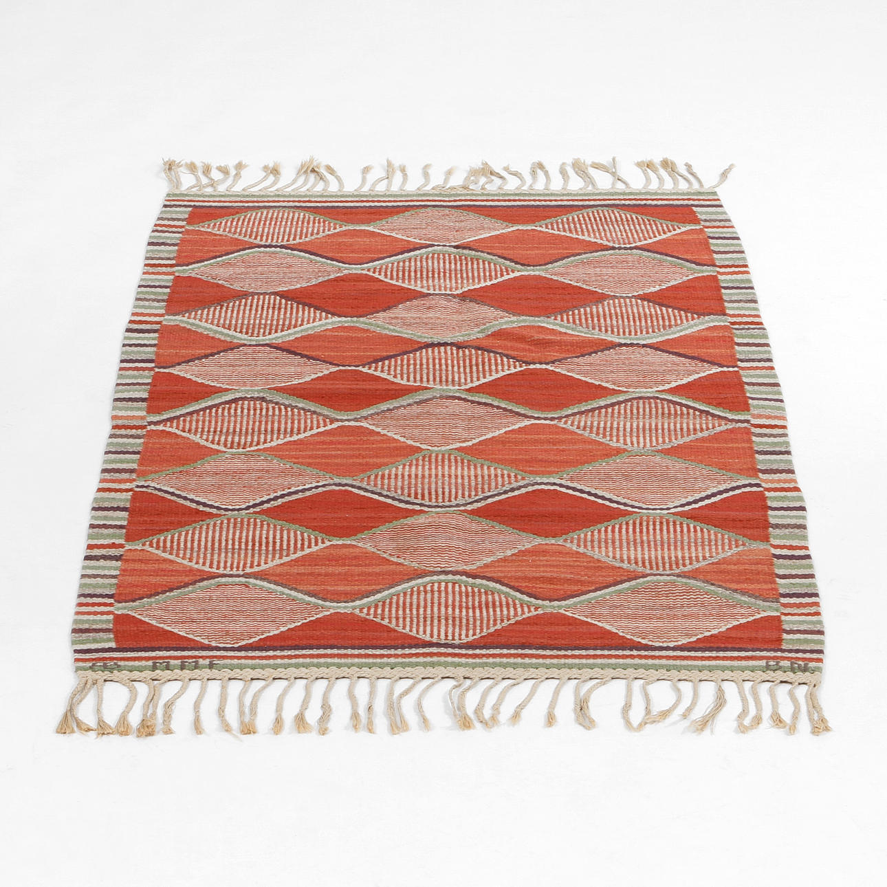 BARBRO NILSSON. Matta "Spättan, röd", gobelängteknik, Märta Måås Fjetterström AB. 178 x 102 cm.