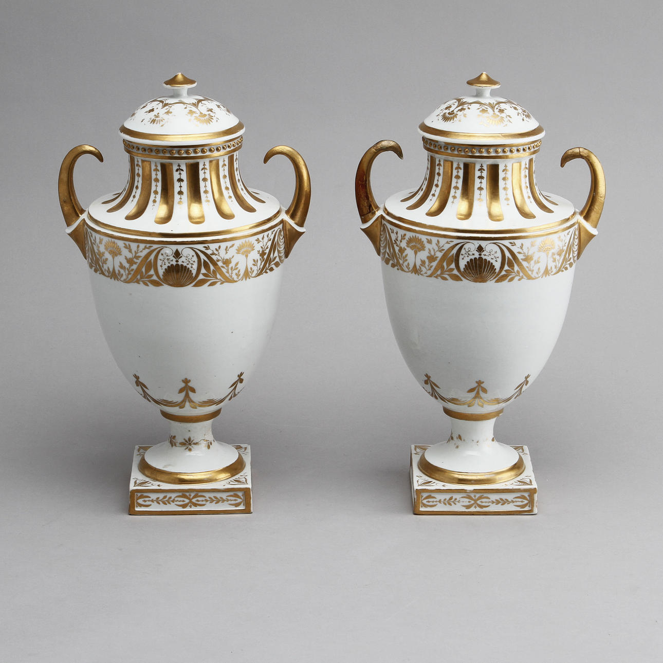 LOCKURNOR, ett par, porslin, Royal Copenhagen, empire, 1820/50-tal.