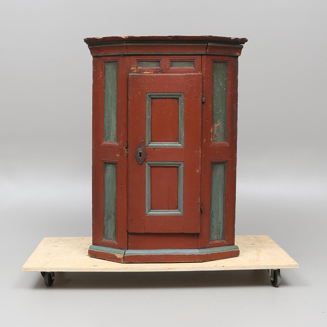 HÖRNSKÅP, vägghängt, 1700/1800-tal.