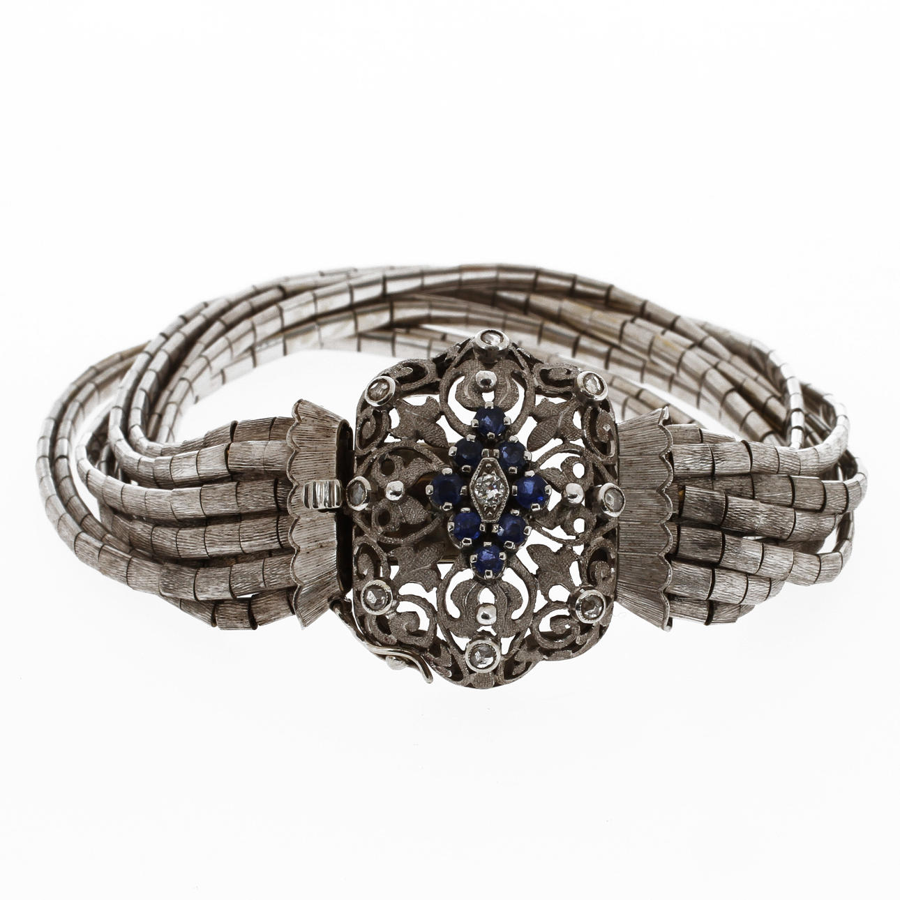 ARMBAND, 18K vitguld med safirer samt diamanter, totalt ca 1,00 ct. Vikt 61,8 g.