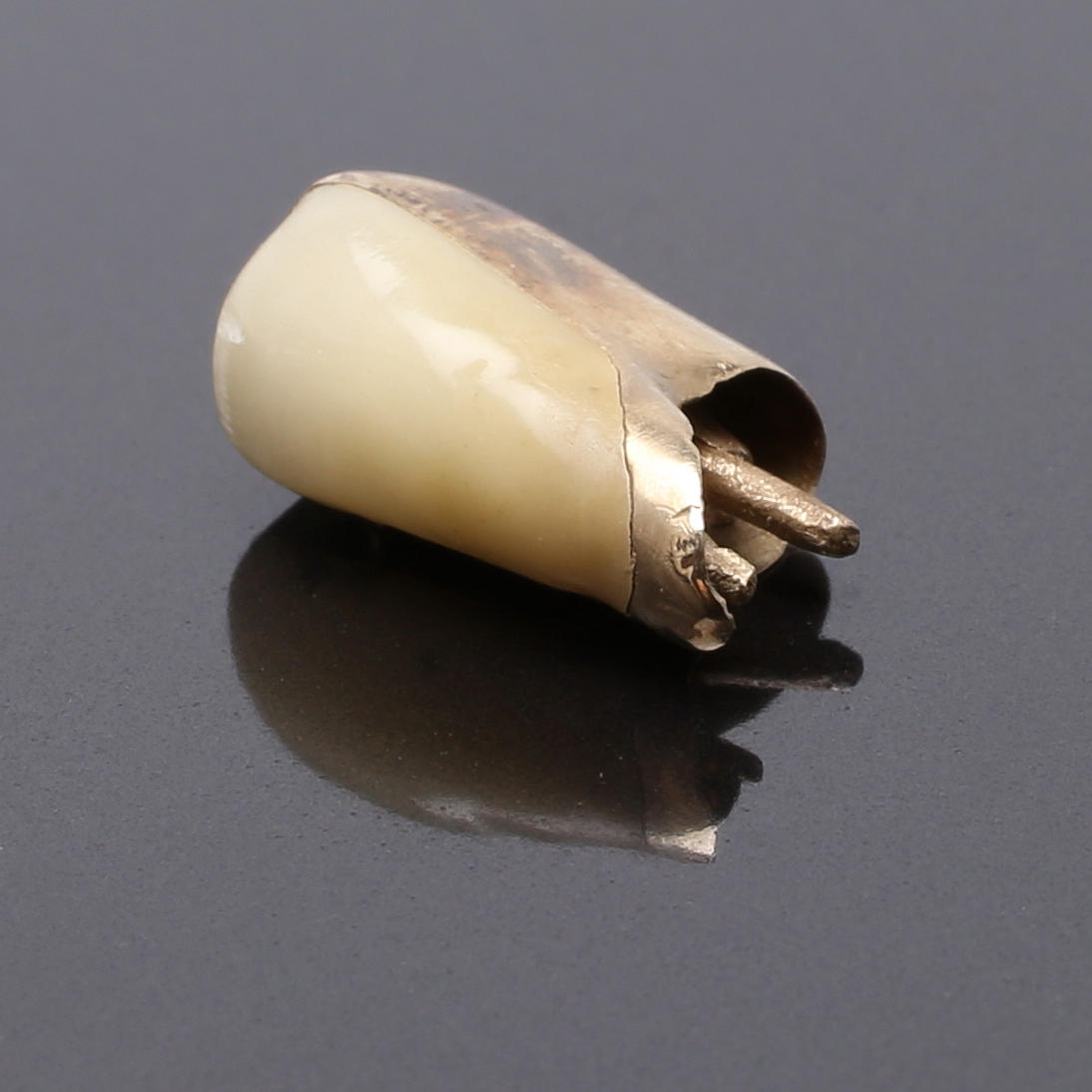 TANDGULD 18K, totalvikt 5,1 gram.