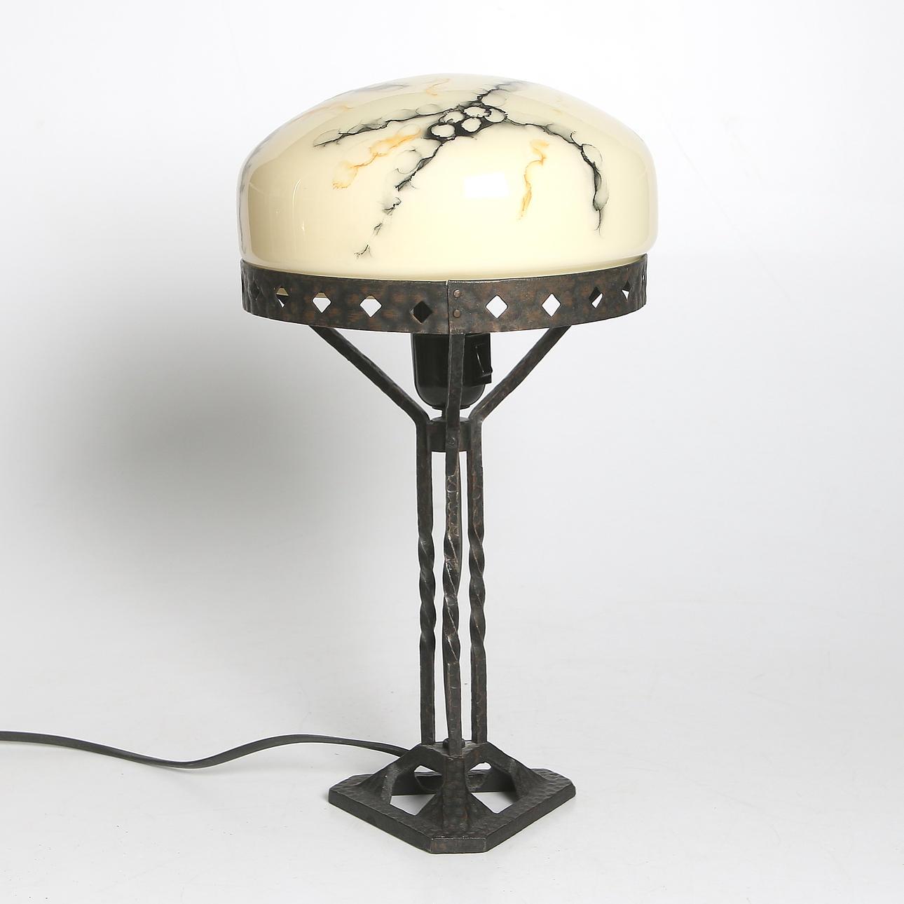 BORDSLAMPOR, sk. Strindbergslampa, 1900-tal.