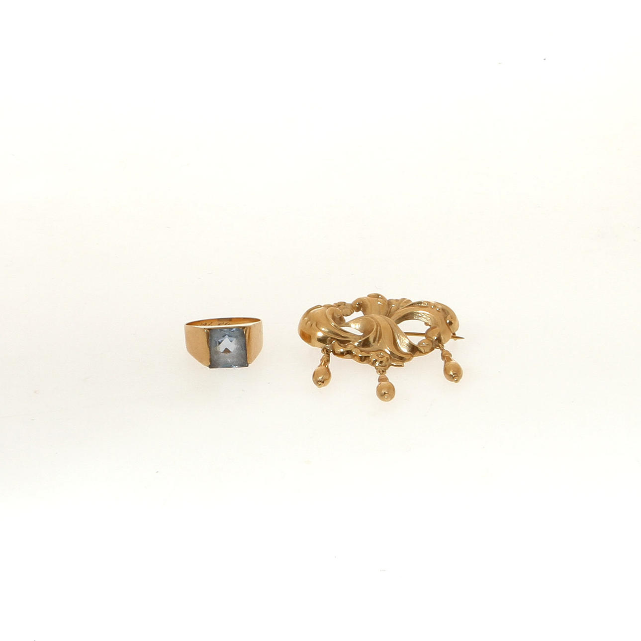 BROSCH samt RING, 18K rödguld med blå glasmassa. Vikt 7,8 g.