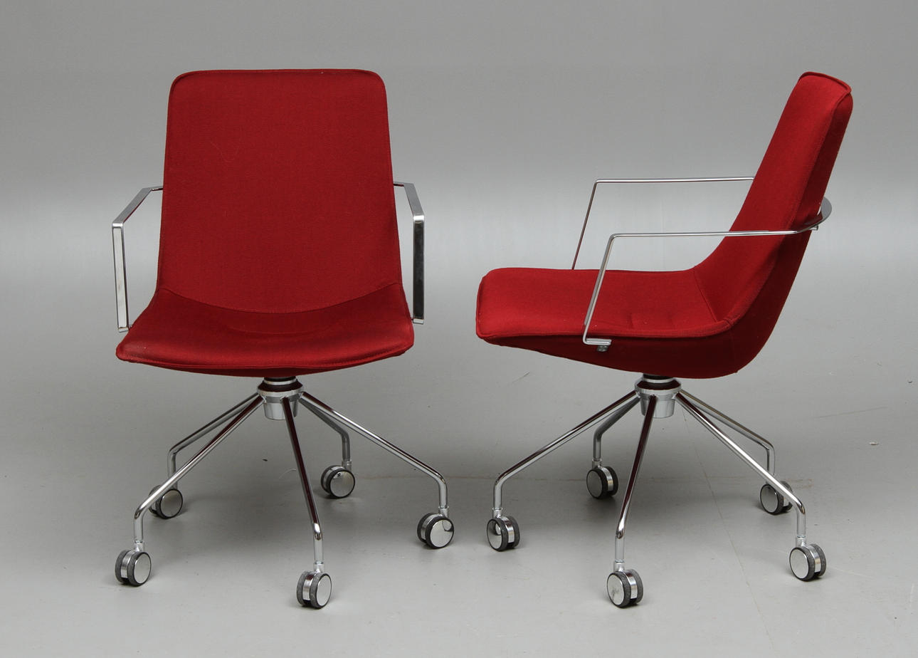 KARMSTOLAR, 1 par, "Comet", design Gunilla Allard, Lammhults.