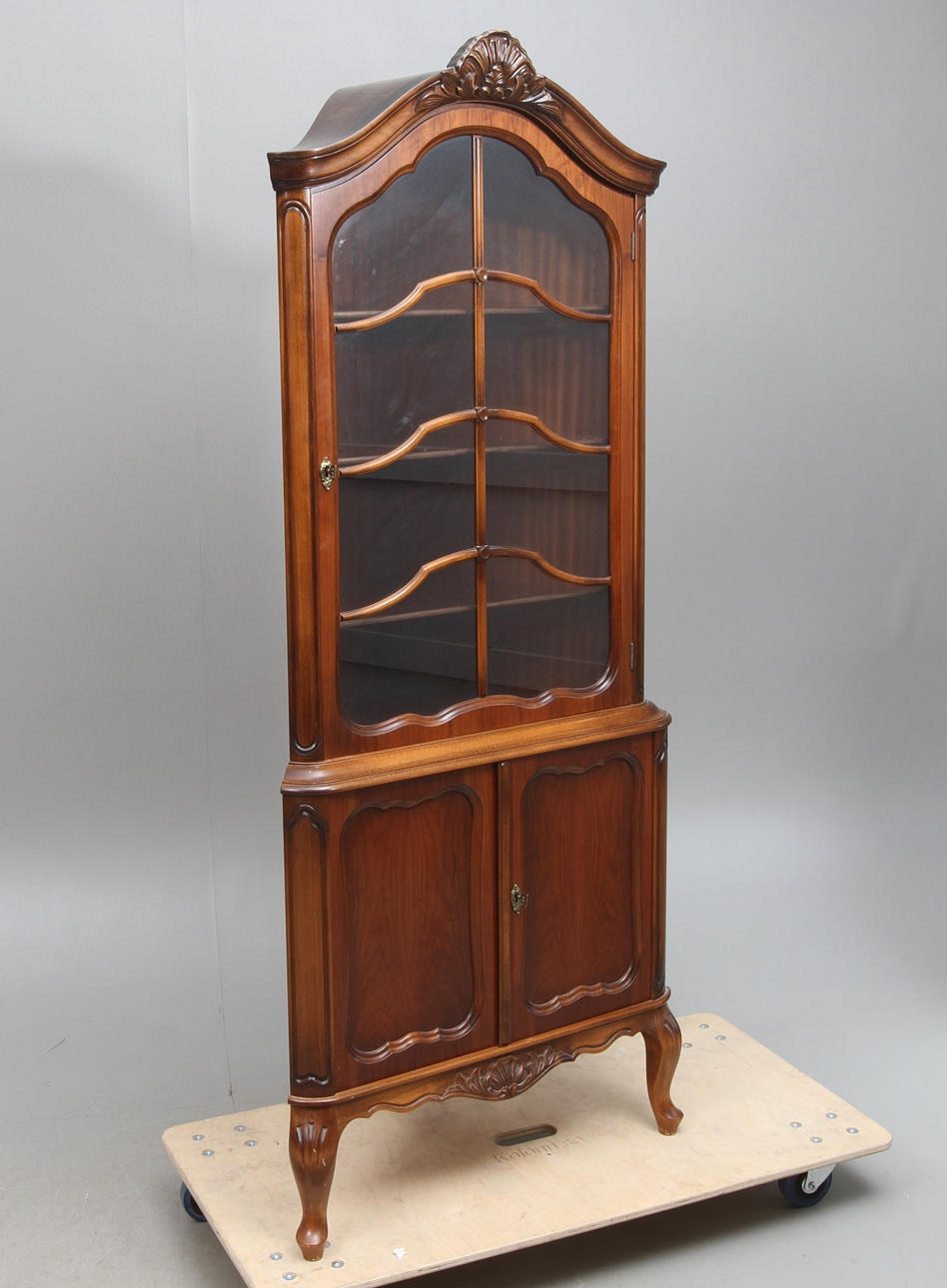 HÖRNSKÅP, med vitrinöverdel, engelsk stil, 1900-talets slut.