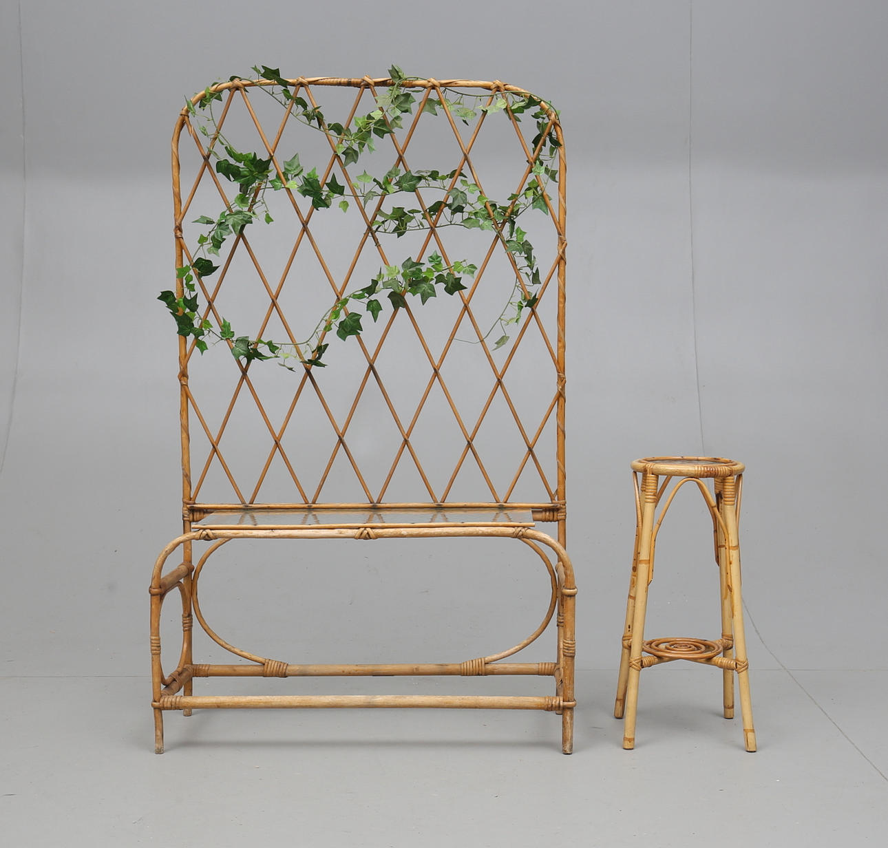 BLOMSTERSPALJE samt PIEDESTAL, Bröderna Ahlqvist, 1900-talets andra del.