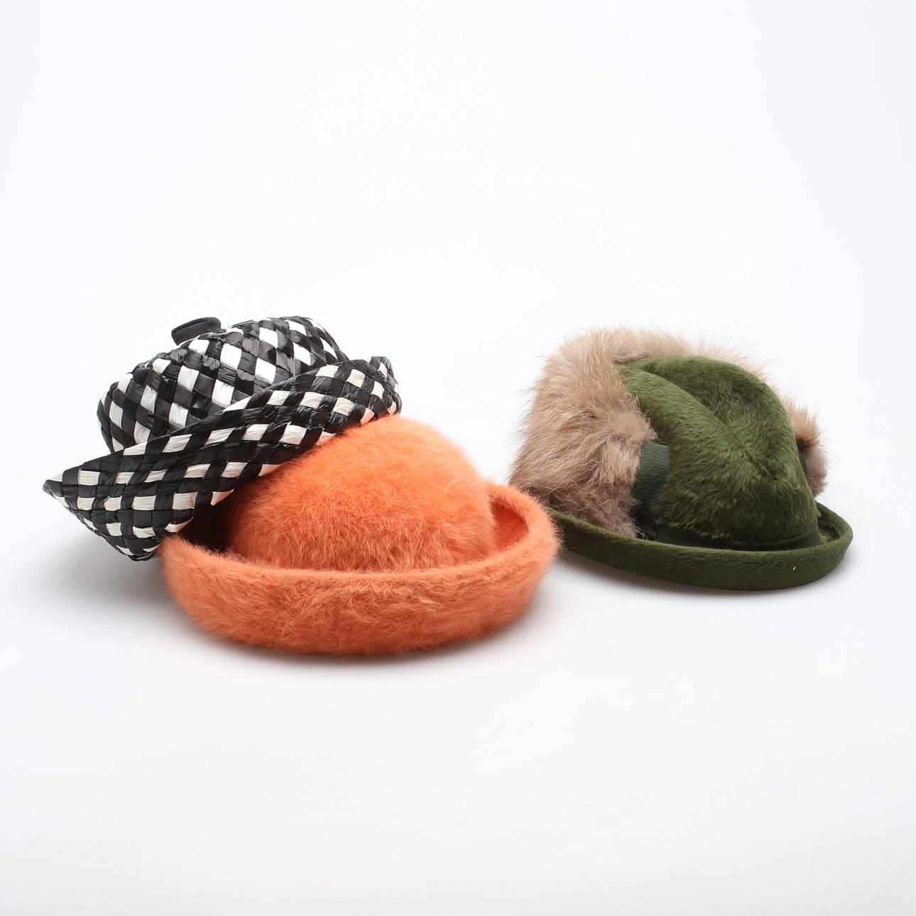 PARTI HATTAR, 7 st, i olika material, medföljer 3 st boa.