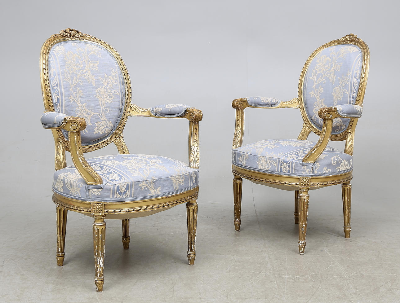 KARMSTOLAR, ett par, Gustaviansk stil, 1900-talets första hälft.