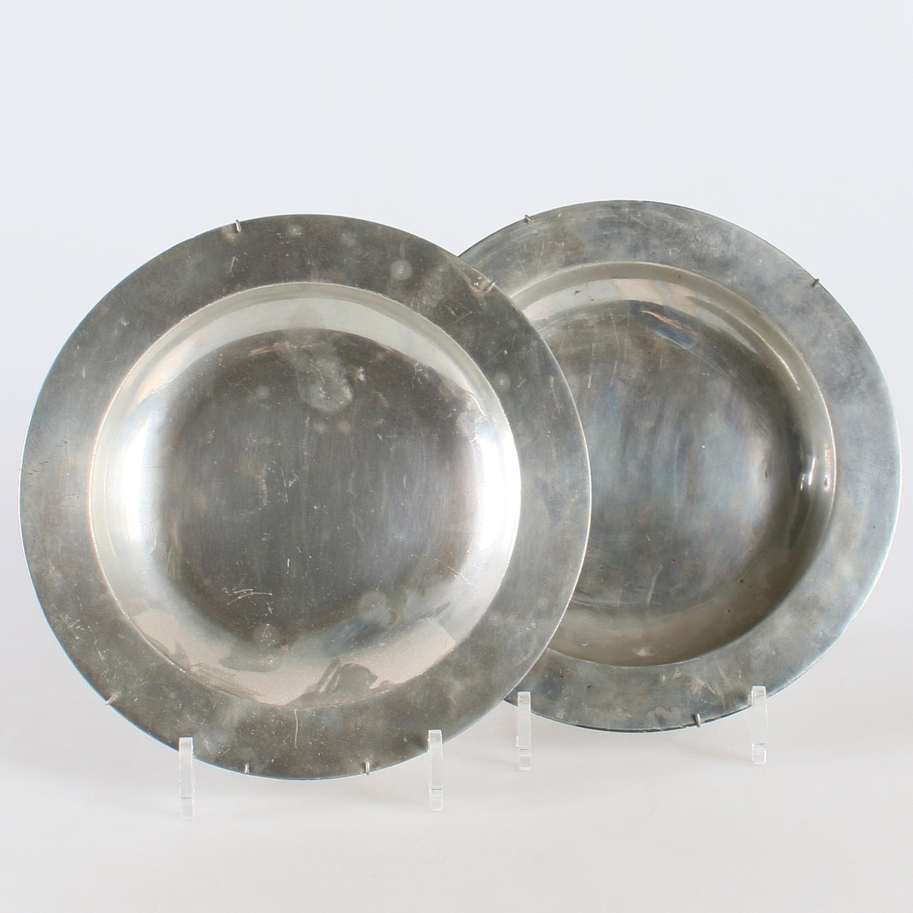 TALLRIKAR, 2 st. Tenn, England, 1700-tal.