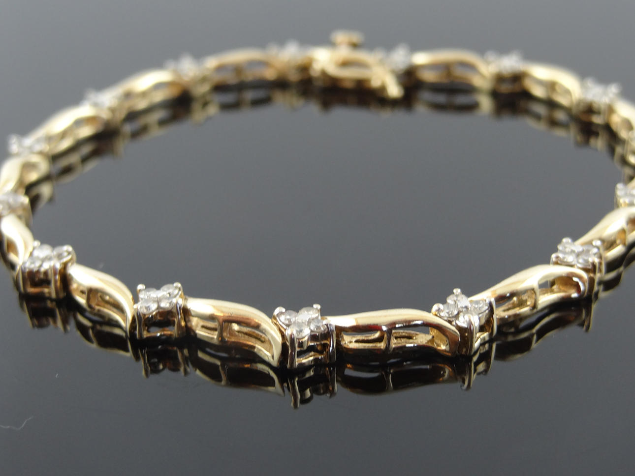 ROSE DESIGN DIAMANT ARMBAND 0,90cts 14k guld.