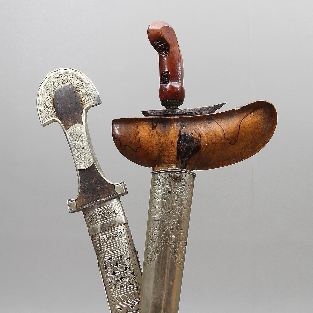 DOLKAR, 2 st, Kris och Jambyah.