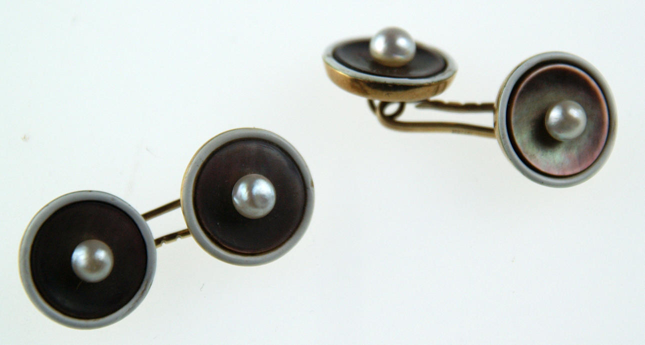 MANSCHETTKNAPPAR GULD MED PÄRLEMOR.