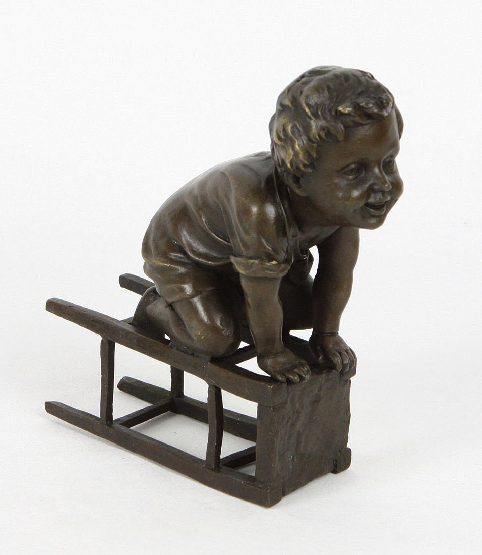 BRONS FIGUR, liten pojke med pall.