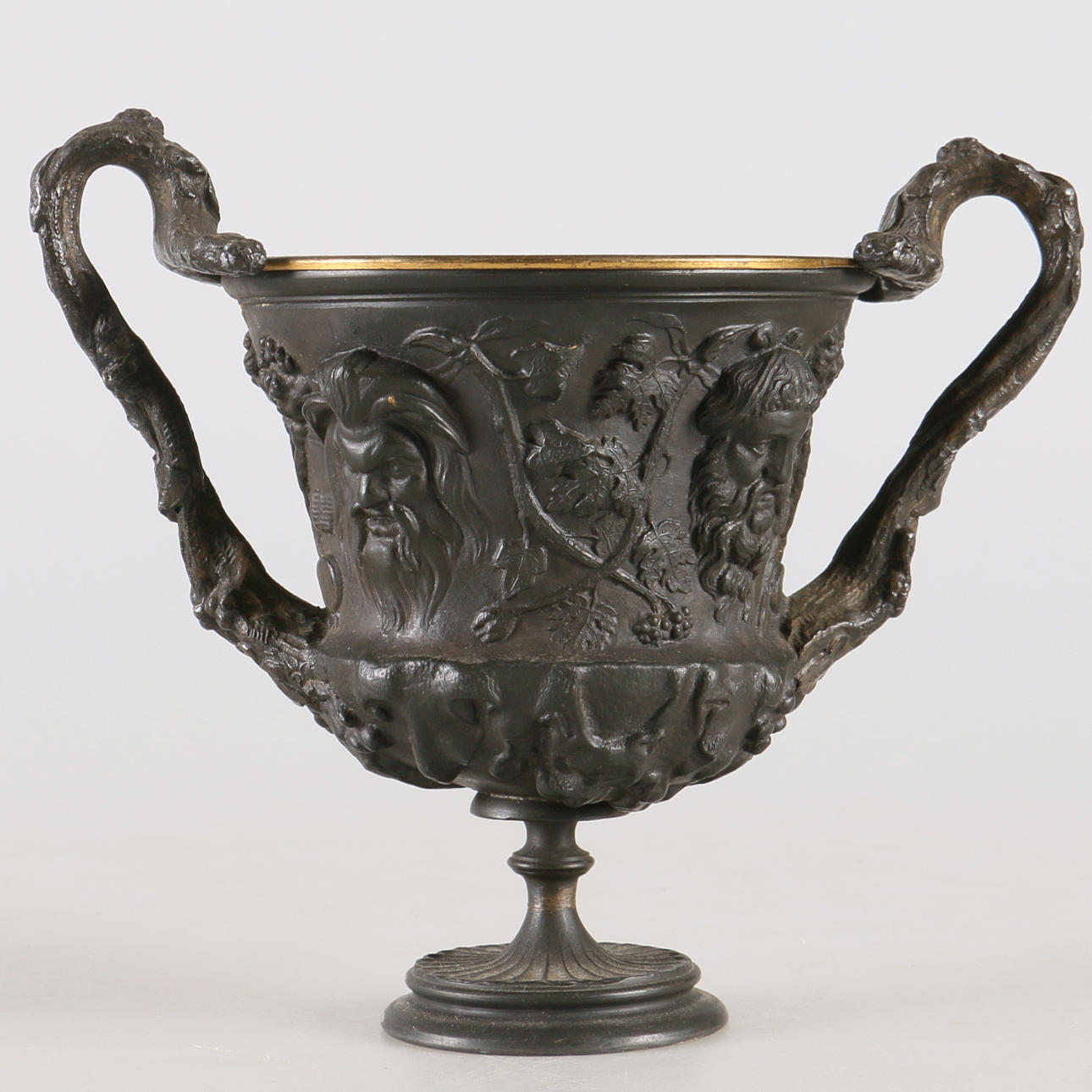 SKÅL, på fot, tenn, Orientalisk.