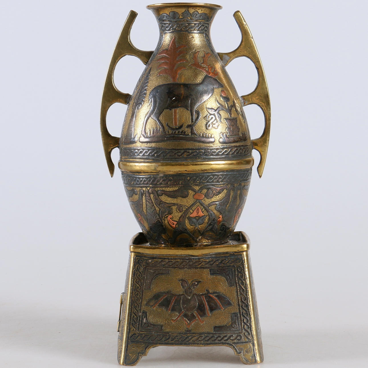 URNA, på sockel, mässing, orientalisk.