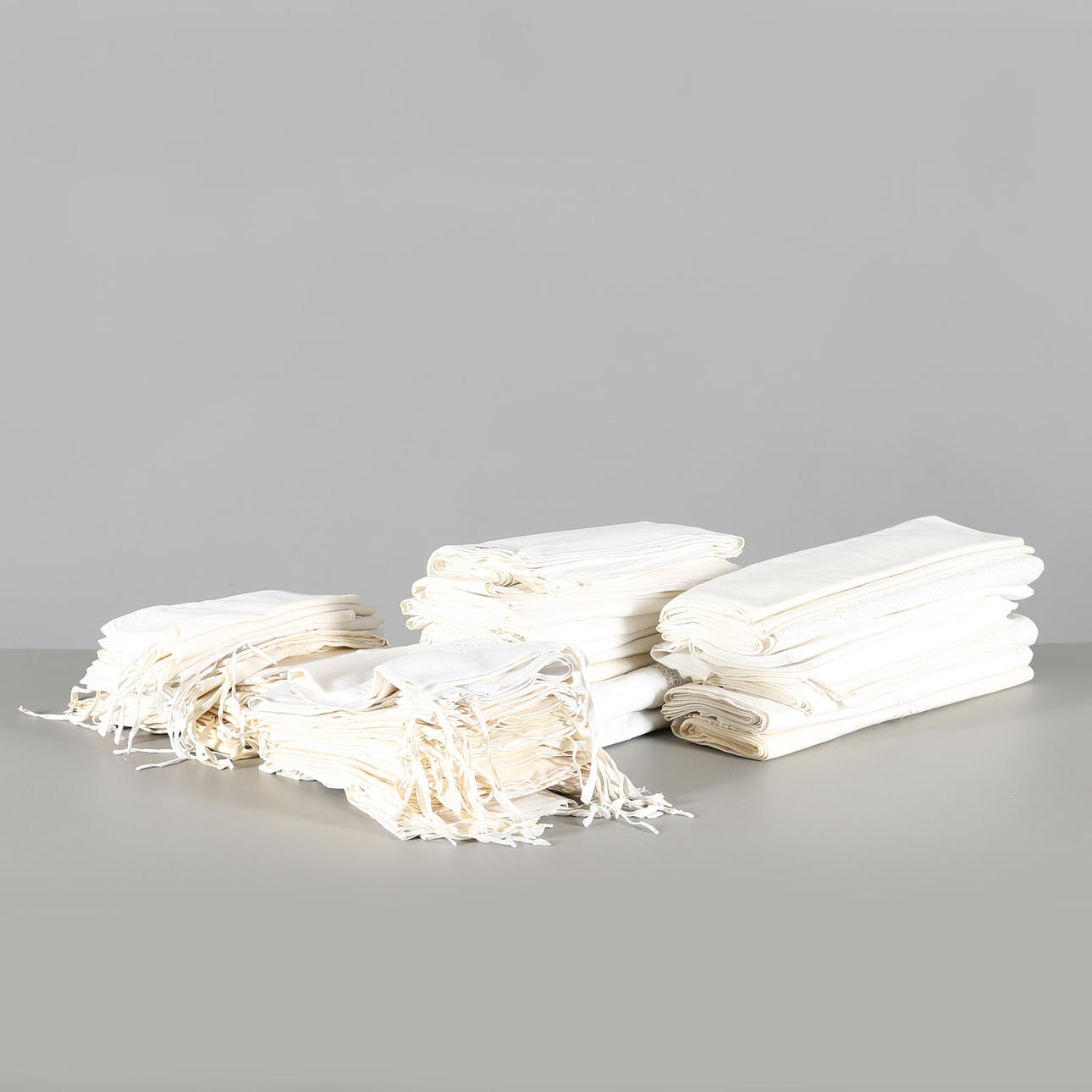 PARTI SÄNGLINNE, 48 delar, örngott samt lakan.