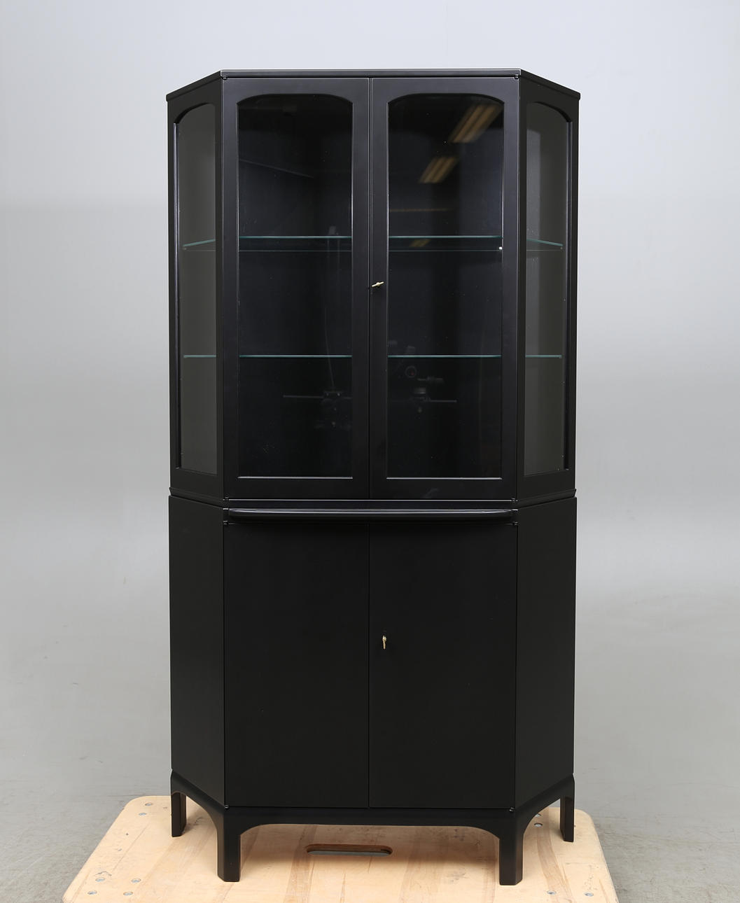 VITRINSKÅP, "Undantaget", svart lackerat, Carl Malmsten, 1900-tal.