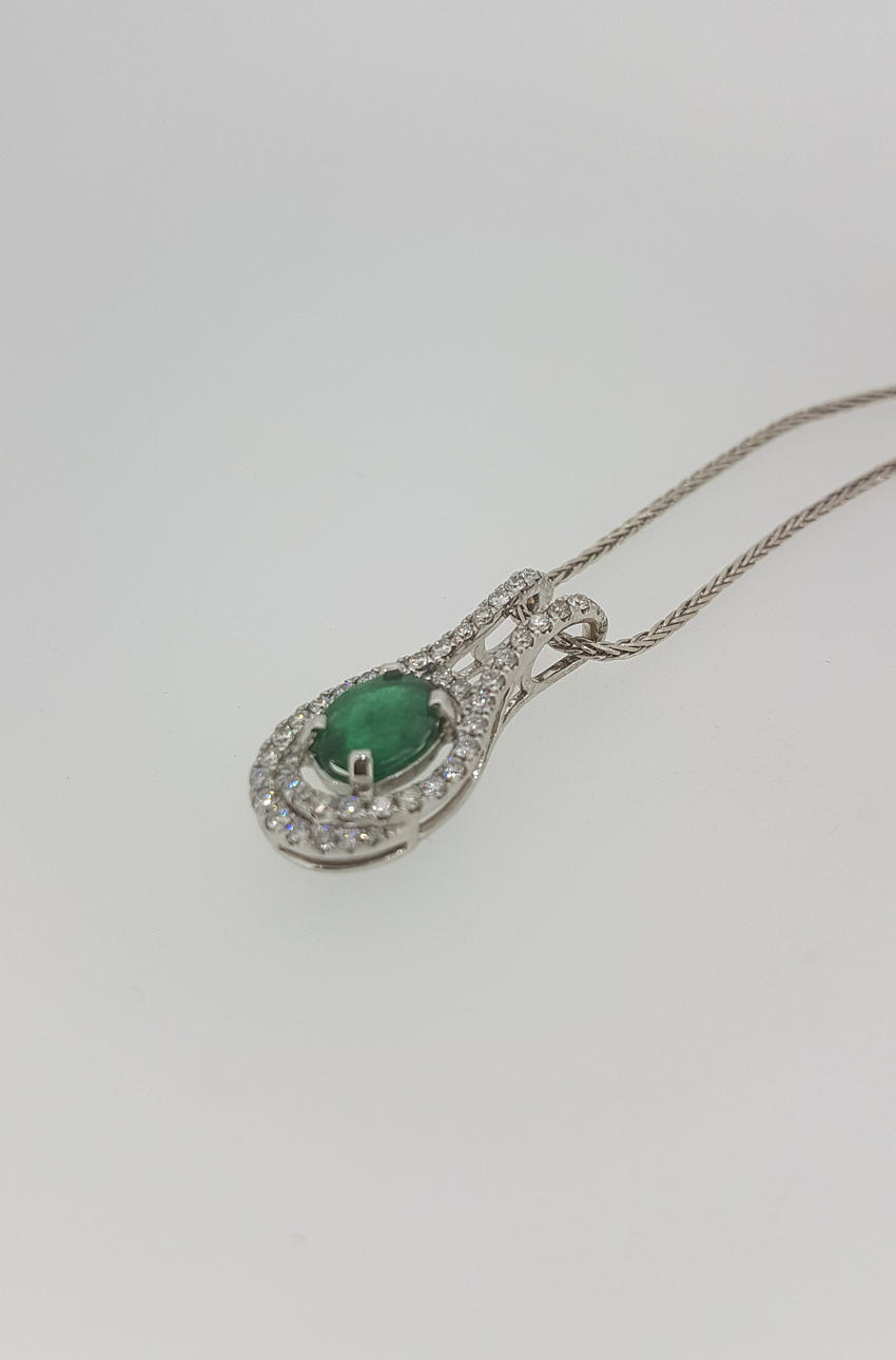 VIT METALL OVAL SMARAGD & DIAMANT HÄNGE.