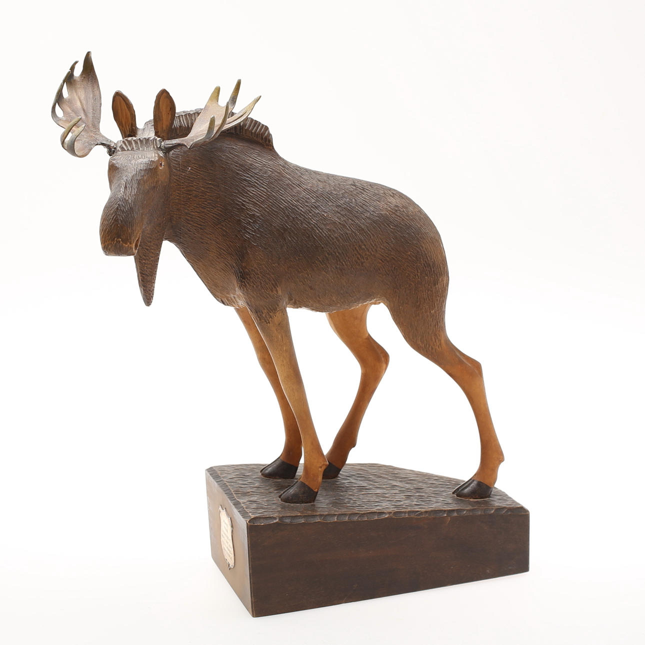 FIGUR, älg. Skulpterat trä. Signerad V. Nieminen.