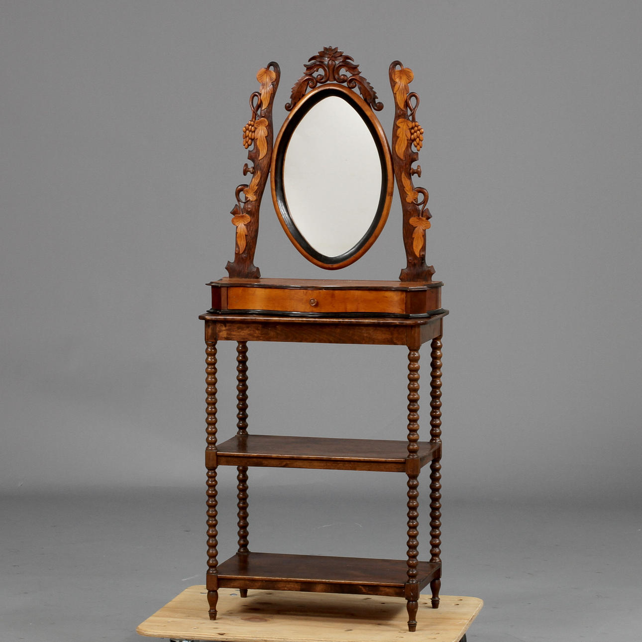 PIGTITTARE samt HYLLA, 18/1900-tal.