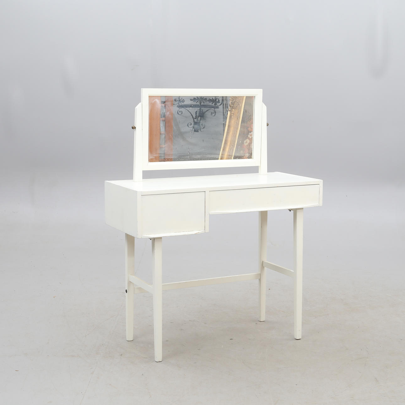SMINKBORD, bemålat, 1900-talets mitten del.