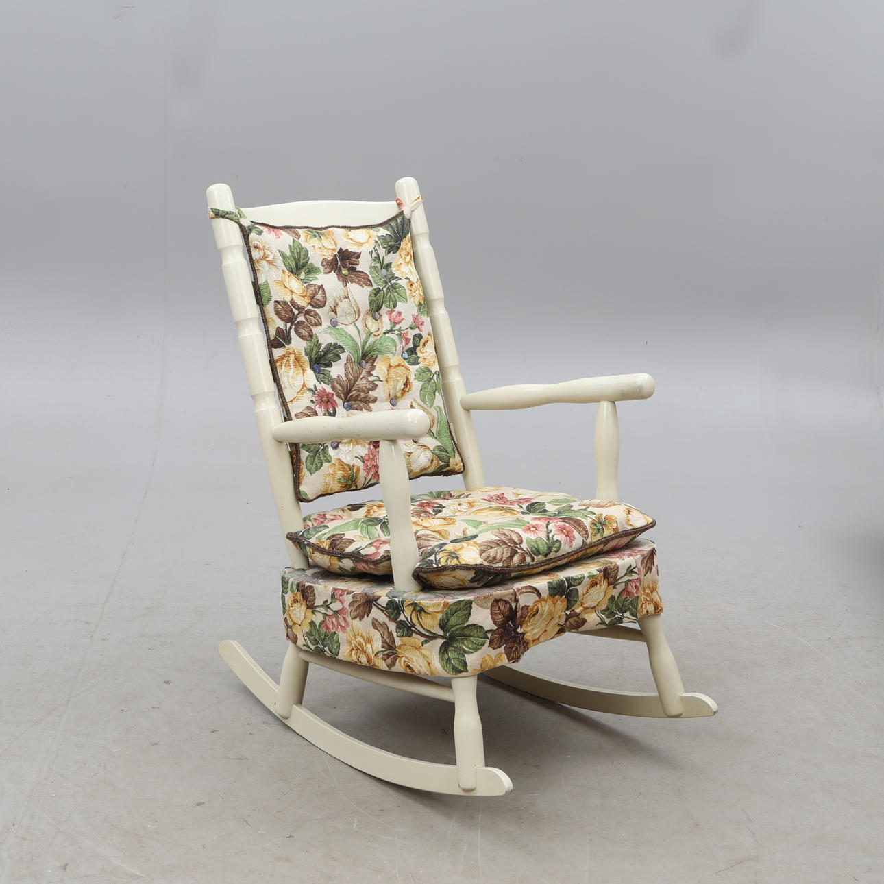 ROCKING CHAIR. Furniture - Armchairs & Chairs - Auctionet