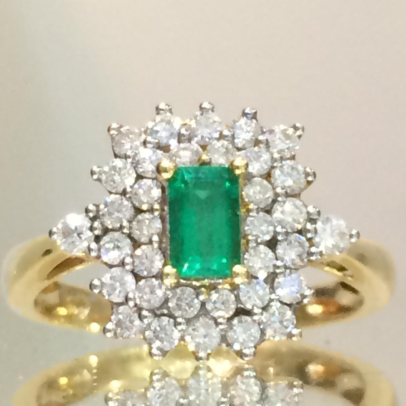 SMARAGD OCH DIAMANT KLUSTER RING.