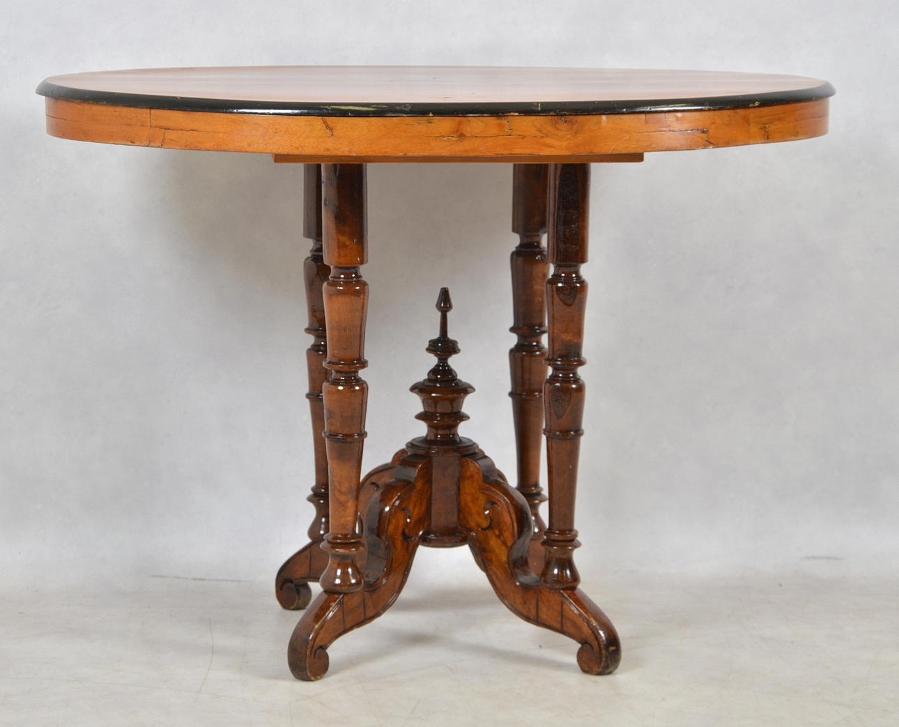 SALONGSBORD, Bonat trä. Sekelskiftet 1900.