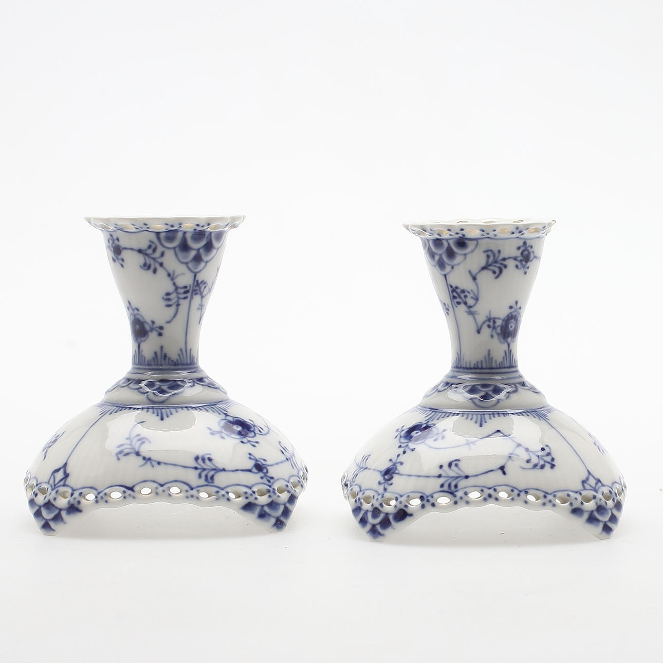 LJUSSTAKAR, ett par, porslin, "Musselmalet", Kunglig Dansk, 1900-tal.