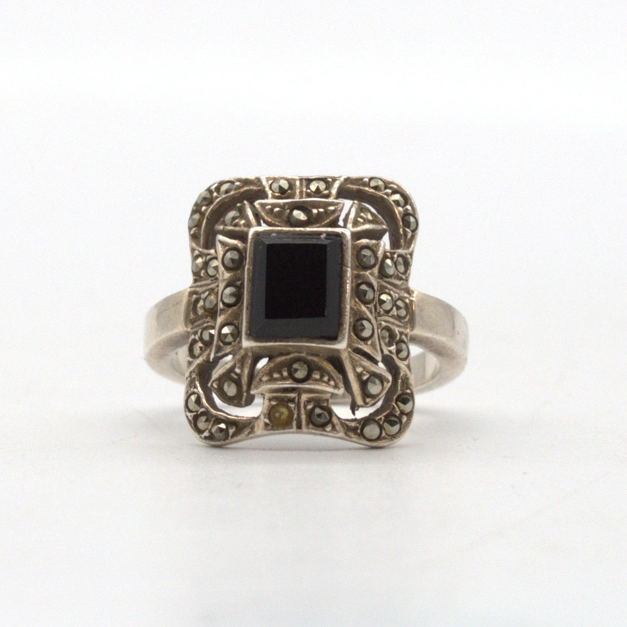 ART DECO RING; FRANKRIKE OMKRING 1920;.